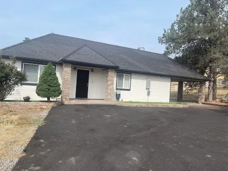 Modern Haven in Klamath Falls - A Stylish Home Away from Home Отели в г. Алтамонт