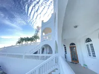 Hot Tub & Saltwater Pool- Scenic 2bedroom 2bath Island Castle Rentals