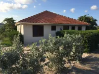 Spacious detached villa for 6 people on the beach of Blue Bay Curacao