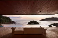 Brand New Beach front 5 bedroom house steps from the beach