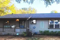 Cozy Lakefront Getaway at Lake Palestine