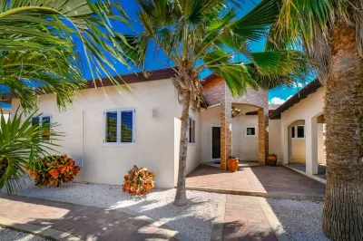 NEW!! Welcome to Villa Albisa!! 2 min from the beach!