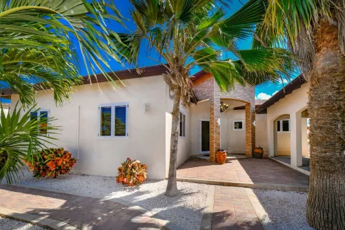 NEW!! Welcome to Villa Albisa!! 2 min from the beach!