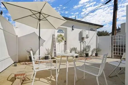 Adorable studio close to DTLA Отели рядом с достопримечательностью «Keck School of Medicine of USC Physician Assistant Program»