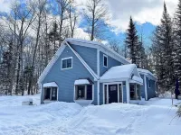 Cheerful 3 bed/2.5 bath home w/ hot tub - sleeps 9