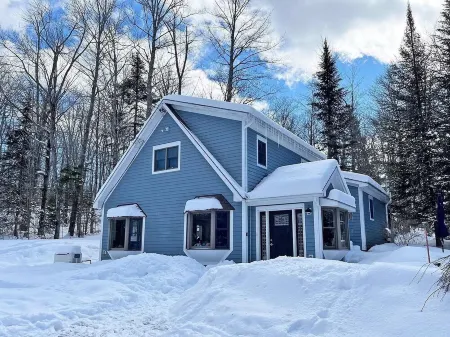 Cheerful 3 bed/2.5 bath home w/ hot tub - sleeps 9 Отели рядом с достопримечательностью «Шугарбуш Резорт»