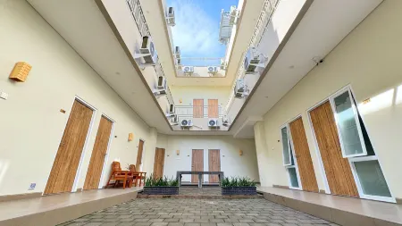 Nganjuk Family Guest House Отели рядом с достопримечательностью «Симпанг Лайма Картохархо»