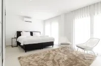 The Penthouse - Private Heated Pool and Sea View Terrace Hotel di 