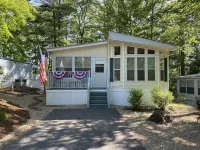 Cheerful cottage with All inclusive family fun! Hotels in Casco