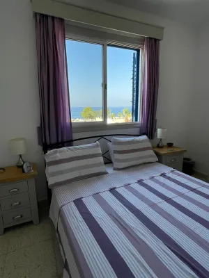 Perfectly located 2 bed Townhouse in the heart of Coral Bay,  sea views のホテル