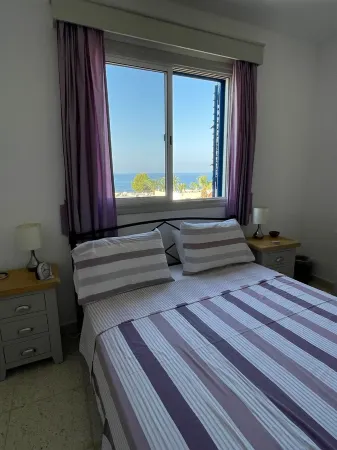Perfectly located 2 bed Townhouse in the heart of Coral Bay, sea views