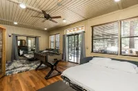 *NEW* Pine Grove Hideaway - family friendly only 1.5 Miles to the lake