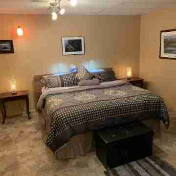 Mountain view, beautiful walk out suite overlooking a park and creek. 3bedrooms. Rooms