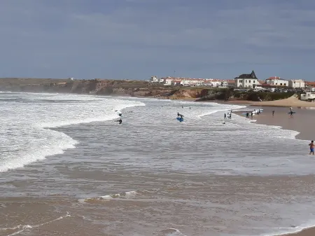 Small and lovelly villa, in the center of Peniche, in a quiet zone, for 5 persons Отели рядом с достопримечательностью «PenichePraia - Bungalows, Campers and SPA»