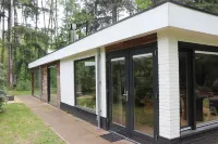 Child-friendly bungalow in the forest, near a beautiful swimming lake Hotel dekat Motteburcht