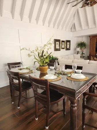 Family friendly condo located in Pineapple Village.