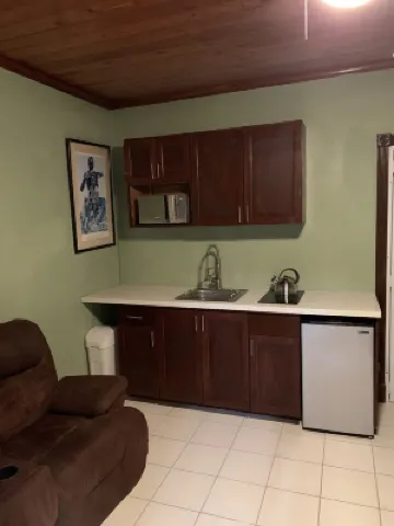 Entire Guest Suite - 1 bedroom Hotels in 