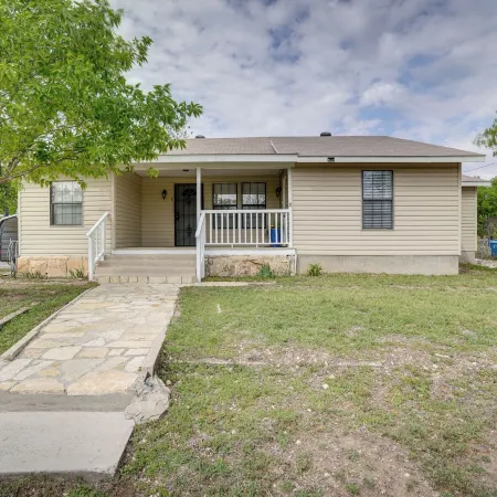 Kerrville Vacation Rental Across from River Trail!