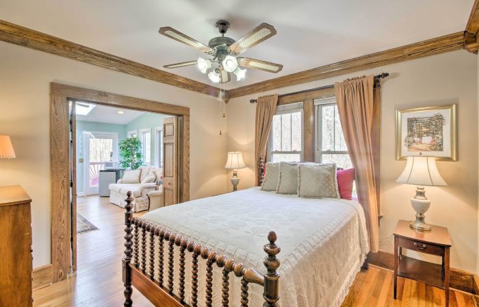 Damascus Home w/ Fire Pit & Views, Walk to Shops!