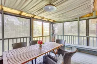 6 Mi to Ellen Trout Zoo: Family Home w/ Yard! Hotels in Lufkin