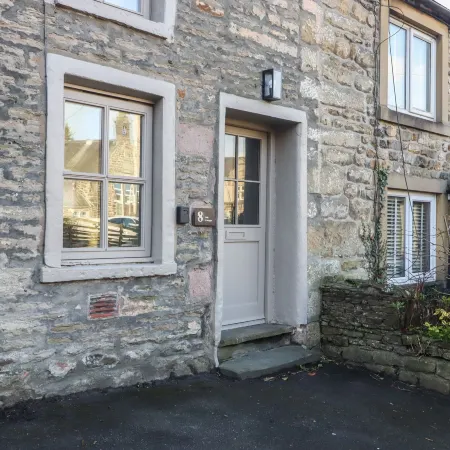 8 Oak Cottages