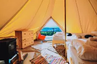Ursa Mica Glamping Resort فنادق في Ciocanu