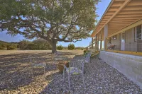 Updated Cabin w/ Fire Pit - 1 Mile from Downtown! - Maalaistalo