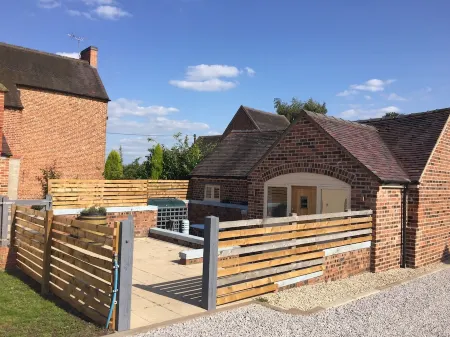 SHIRLEYWICH HOLIDAY BARNS, EQUESTRIAN AND DOG FRIENDLY, SLEEPS 2-4, detached Отели в г. Стаффорд