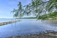 Modern Lakefront Retreat in Avinger - Parkplatz