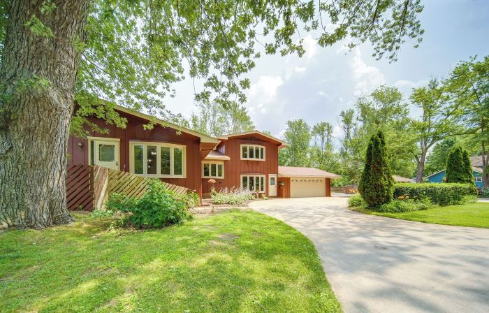Group-Friendly Lake Erie Getaway w/ Private Yard