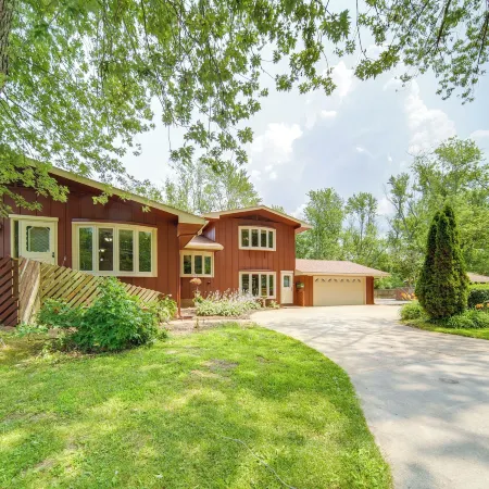Group-Friendly Lake Erie Getaway w/ Private Yard Ξενοδοχεία στην πόλη Conneaut