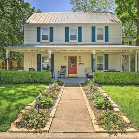 Hist District/Walk to Main/Jacuzzi Tubs/Fireplaces