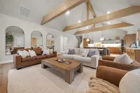 Charming new home in downtown New Braunfels, close to shops, dining & more!