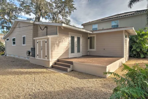 Bright Sarasota Bungalow - 5 Mi to Siesta Beach! - spa