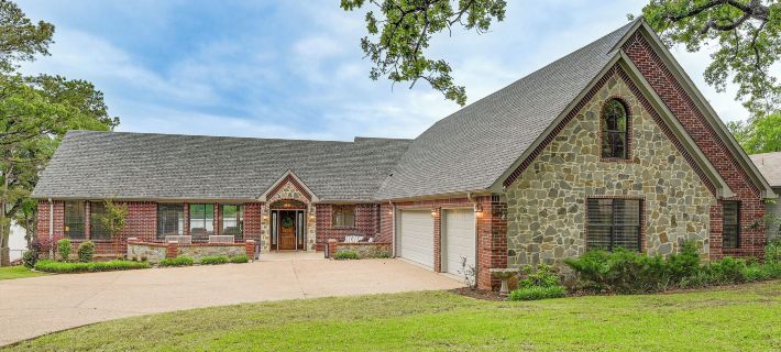 Dock & Game Room: Alvarado Lake Getaway! Hotels in Johnson County