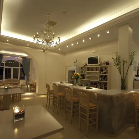 Makis Place