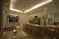 Makis Place - ที่มีบาร์