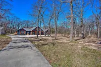 Game Room + Lake Tawakoni Access: Family Getaway! - parking