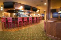 Crossroads Hotel and Huron Event Center - С баром