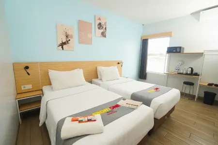 Front One Hotel Pasir Koja Bandung Отели рядом с достопримечательностью «Jalan Pasar Induk Caringin»