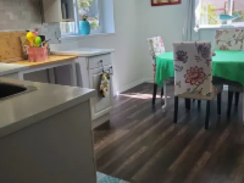Cozy 2 bedroom suite Hotels in Sidney