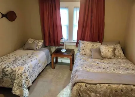 Entire House Downtown PC - off street parking Отели в г. Порт Клинтон