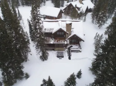 Cozy private cabin with hot tub, and ski in and out Hotels near Spanish Peaks Mountain Club