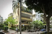 Spacious & Green 3BR Apt w Balcony in City Center