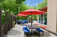 Beautiful designer modern luxury home - steps from beach