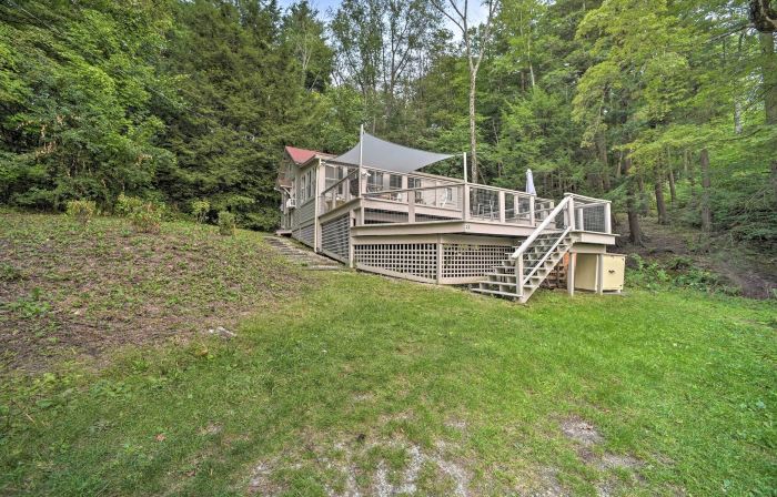 Cozy Stockbridge Cabin - Walk to Beach & Lake!