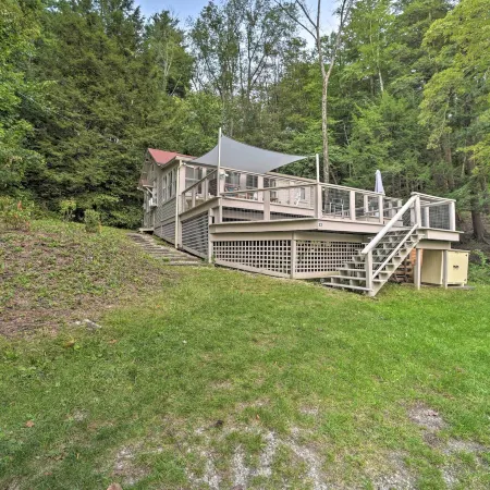 Cozy Stockbridge Cabin - Walk to Beach & Lake!
