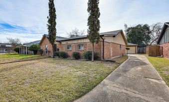 Quiet Houston Home w/ Porch - Near Park & Trails!