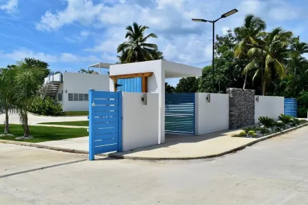 Beach House Wood w/private pool, WiFi, BBQ, kayaks, full A/C. Отели в г. Кабо Рохо