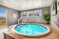 Soak & Snooze at Birch Bay w Hot Tub & K Bed - 203